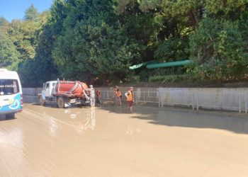 На трассе в Адлере временно сужена проезжая часть из-за прокладки водовода