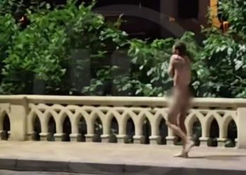 По центру Сочи разгуливал голый мужчина