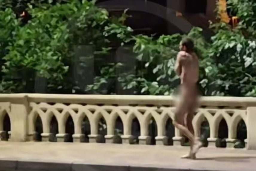 По центру Сочи разгуливал голый мужчина