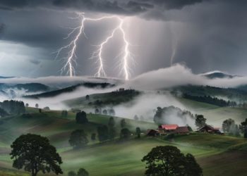 Синоптики предупредили о грозах и туманах в Сочи и крае