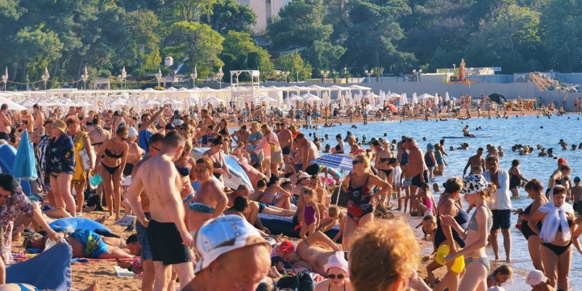 В начале сентября в Геленджике отдыхающие борются за каждый метр пляжа