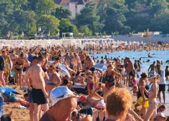 В начале сентября в Геленджике отдыхающие борются за каждый метр пляжа