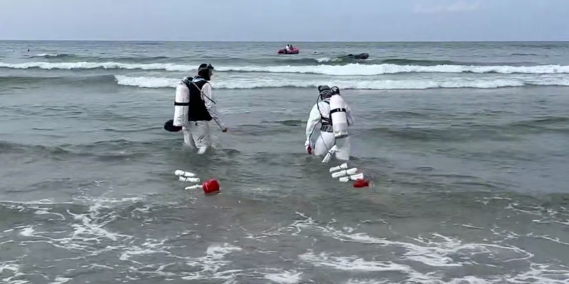 За 10 дней со дна моря в Анапе подняли 337 мешков с мазутом