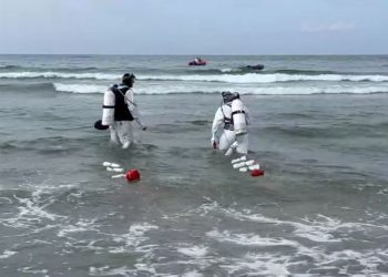 За 10 дней со дна моря в Анапе подняли 337 мешков с мазутом