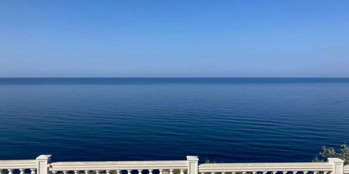 Теплое море зовет: у сочинских берегов вода прогрелась до +22 градусов