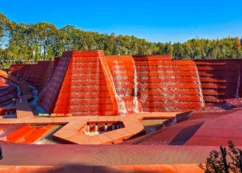 «Парк облаков» удивил посетителей новой зоной с водопадами и красными скалами