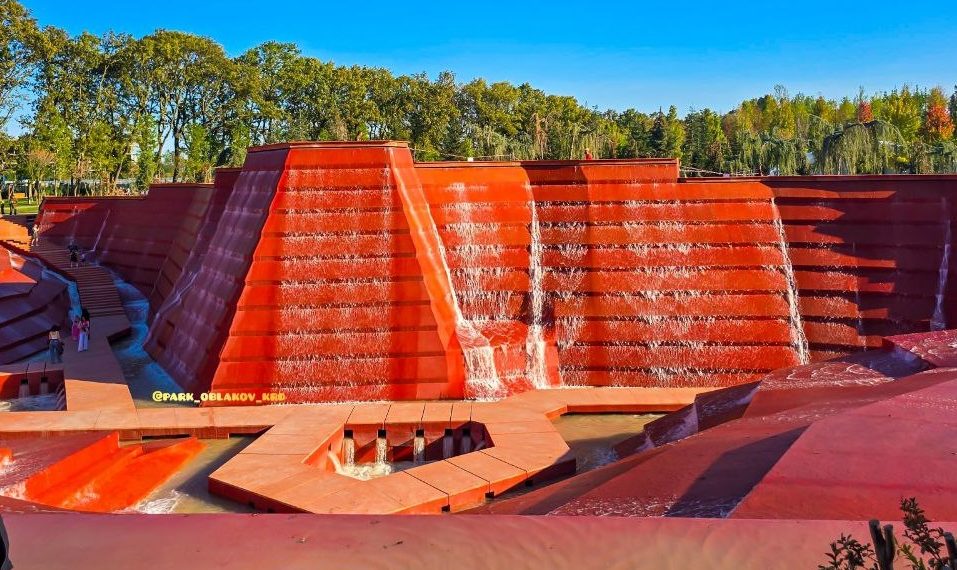 «Парк облаков» удивил посетителей новой зоной с водопадами и красными скалами