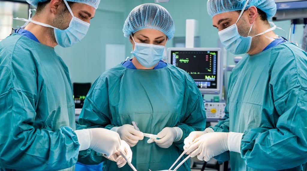 Сочинские хирурги удалили женщине гигантскую полуметровую опухоль