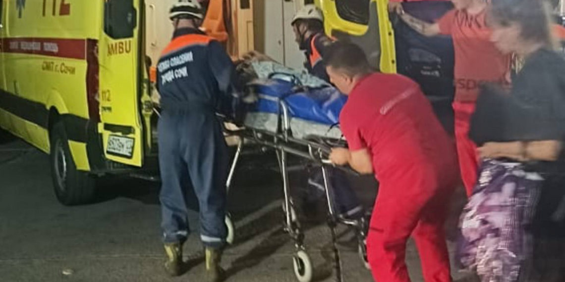 В Сочи спасатели эвакуировали мужчину с переломом спины весом более 100 кг