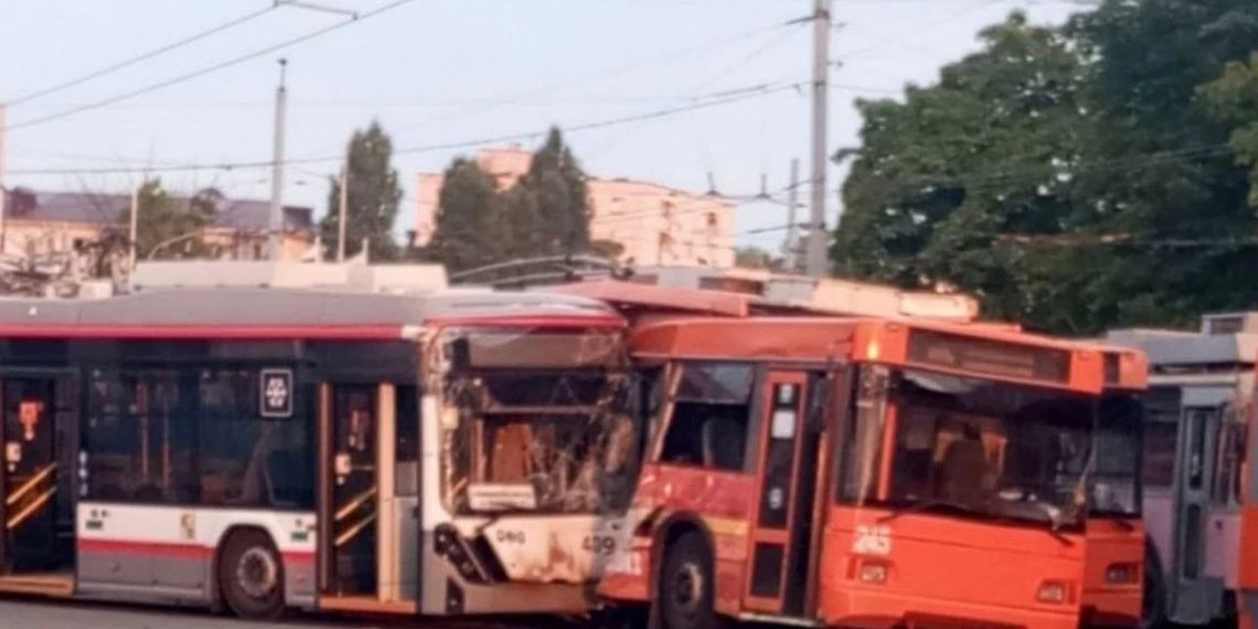 В Краснодаре оператор мойки получил тяжелые травмы при наезде троллейбуса