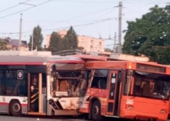 В Краснодаре оператор мойки получил тяжелые травмы при наезде троллейбуса