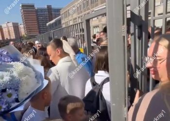 В новой школе Краснодара 1 сентября произошла давка у единственной калитки