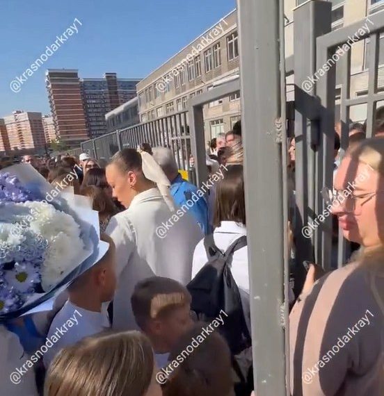 В новой школе Краснодара 1 сентября произошла давка у единственной калитки