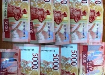 В аэропорту Сочи пассажир пытался вывезти валюту на 1,3 млн рублей без декларации