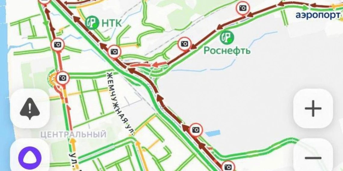 Движение из Сочи в Адлер остановлено из-за аварии с BMW и дорожным ограждением