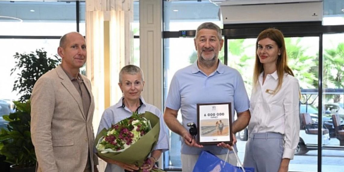 Москвич с супругой стал 6-миллионным туристом Сочи и получил подарки