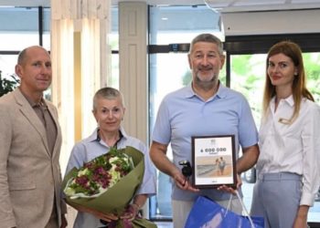 Москвич с супругой стал 6-миллионным туристом Сочи и получил подарки