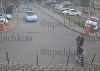Мать пыталась научить сына вождению и снесла шлагбаум и забор в Краснодаре