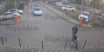 Мать пыталась научить сына вождению и снесла шлагбаум и забор в Краснодаре