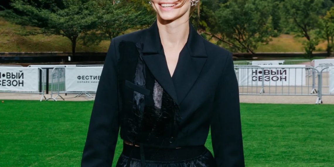 Елизавета Боярская в жакете со страусиными перьями удивила гостей двух премьер в Сочи