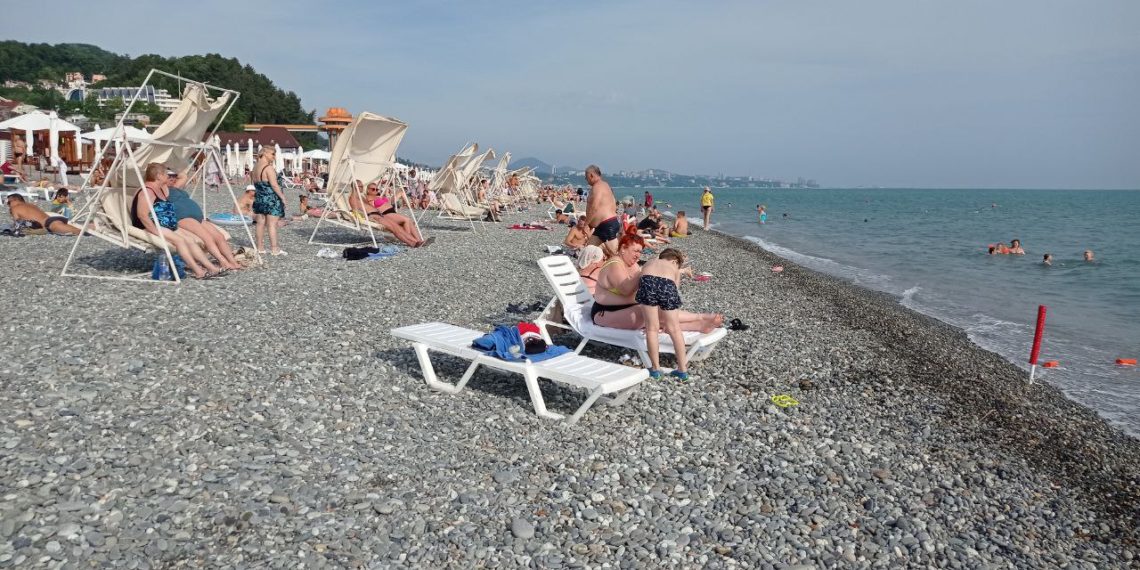 Днем в Сочи на пляже скончалась туристка