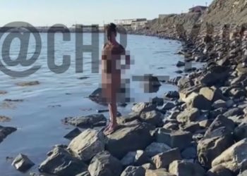 В Анапе нудисты кидались камнями в снимавшего их мужчину