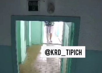 В Краснодаре женщина закидала дверь яйцами