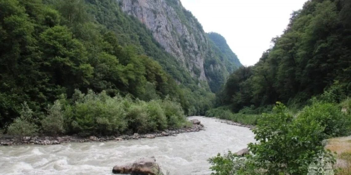 Трех отдыхающих унесло потоком воды в горной реке Мзымты в Сочи