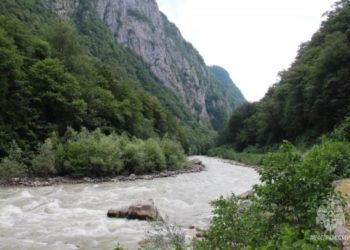 Трех отдыхающих унесло потоком воды в горной реке Мзымты в Сочи