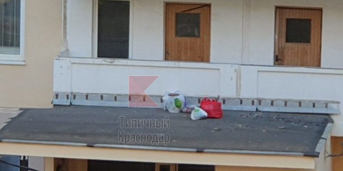 В Краснодаре жители вместо мусорного бака используют козырек подъезда