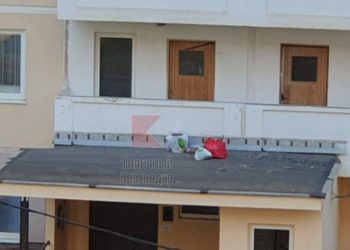 В Краснодаре жители вместо мусорного бака используют козырек подъезда