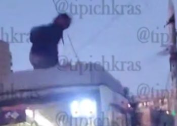 В Краснодаре подростки катались на крыше трамвая