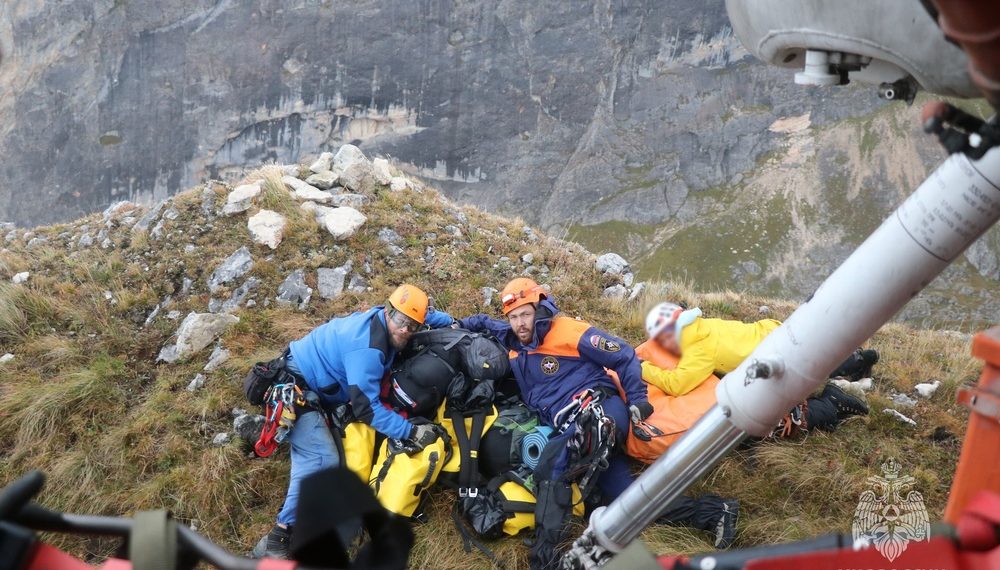 В Адыгее МЧС эвакуировало погибшего альпиниста при срыве на горе Фишт