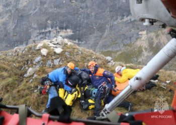 В Адыгее МЧС эвакуировало погибшего альпиниста при срыве на горе Фишт