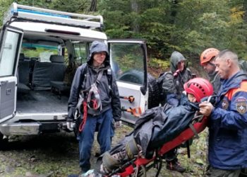 Туриста с травмой ноги эвакуировали спасатели с горного маршрута в Сочи