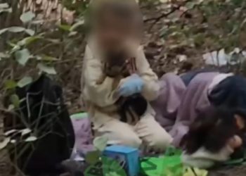 В Краснодаре нашли девочку с носками на руках рядом со спящей женщиной