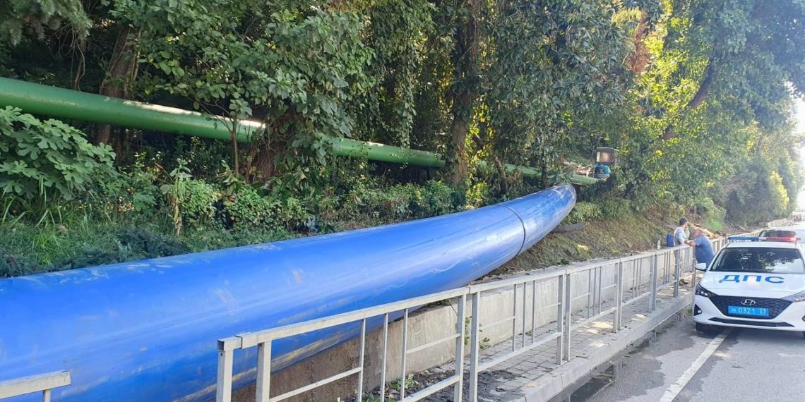 Многокилометровая пробка парализовала Адлерский район Сочи после ливней