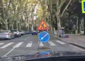 У элитного отеля в Сочи второй месяц не могут заделать яму на дороге