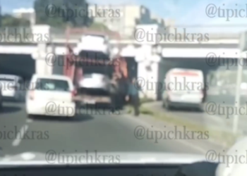 Фура с партией Chery Tiggo застряла под «мостом глупости» в Краснодаре