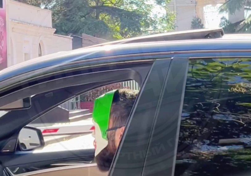 Водитель в карнавальной маске замечен в пробке у морпорта Сочи