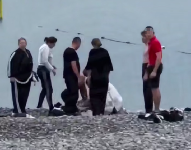 В Сочи на берег в Дагомысе выброшено тело неизвестной женщины в купальнике