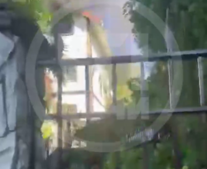 В Сочи на площади 100 «квадратов» полыхал добротный дом