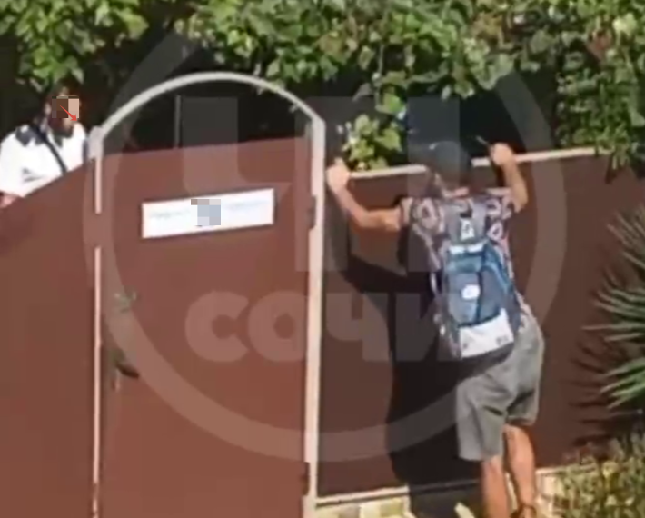 В Адлере мужчина с ножом пытался проникнуть на частную территорию