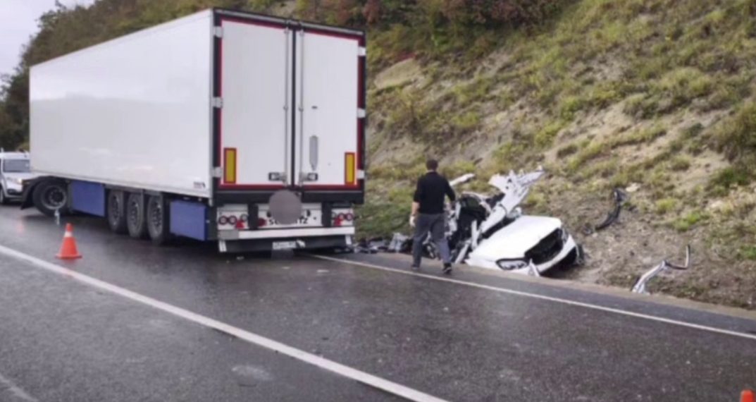 Днем семья из четырех человек насмерть разбилась в ДТП на трассе Джубга-Сочи