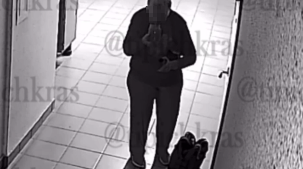 «Порчу на понос наводит»: в Краснодаре бабуля плюет в мед, который продает