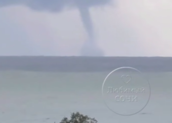 У берегов Черного моря рядом с Сочи отдыхающие сняли на видео смерч