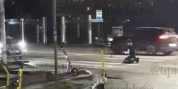 В Краснодаре мужчина молился и бросался под колеса авто посреди дороги