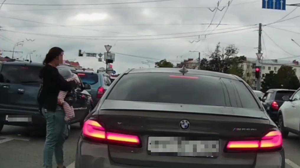 В Краснодаре цыганка с куклой-ребенком собирает деньги с водителей на Офицерской