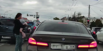 В Краснодаре цыганка с куклой-ребенком собирает деньги с водителей на Офицерской