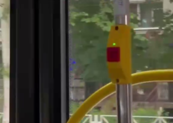 В Краснодаре кнопки для открытия дверей в новом транспорте останутся